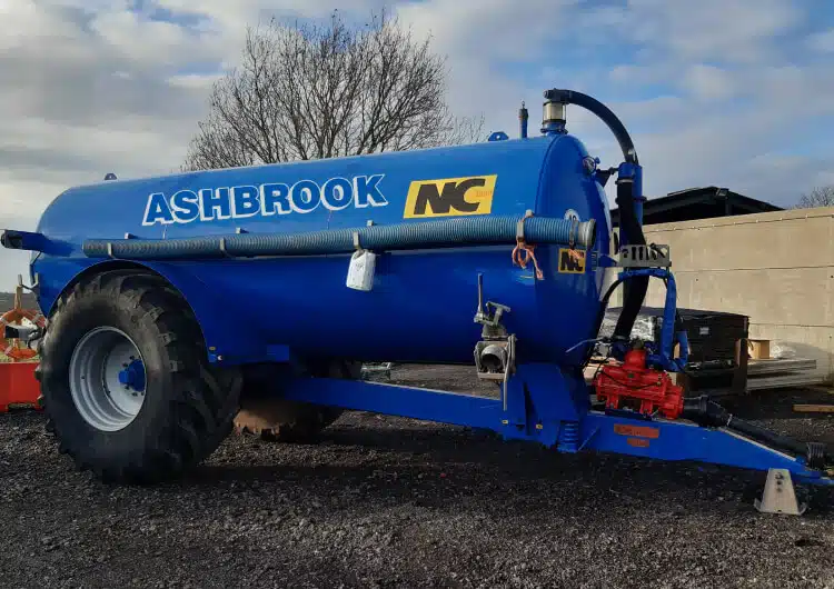 3,000 GALLON VACUUM TANKER